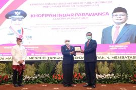 Gubernur Jatim terima lencana kehormatan dari LAN RI