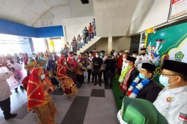 Mendarat di Ternate, Kafilah STQ Sumbar disambut tari pasambahan