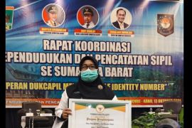 Di tengah Pandemi COVID-19 Disdukcapil Pasbar raih prestasi pelayanan adminduk2021