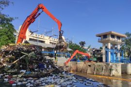 Petugas DLH DKI dilatih ala pemanjat tebing untuk bersihkan pintu air