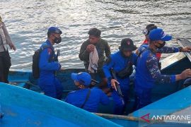 Bocah diduga diterkam buaya masih hilang, Tim SAR sampai bedah buaya besar