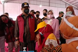 Buruh pabrik rokok ikuti vaksinasi COVID-19 berhadiah beras