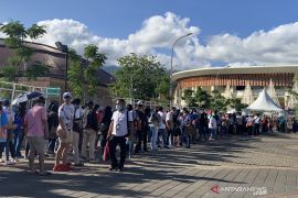 Warga sangat antusias menonton upacara penutupan PON Papua