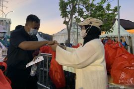 PON XX Papua - Penonton upacara penutupan dapat bingkisan