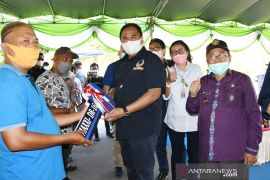 Rachmat Gobel serahkan bantuan alat mesin pertanian di Kabupaten Gorontalo Utara