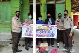 Program berbagi berkah, satu warga paruh baya di Meranti terima bantuan sembako