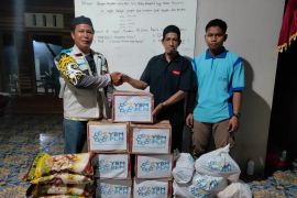 YBM PLN Kalbar serahkan bantuan paket sembako