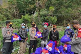 Polres Bangli salurkan paket sembako ke korban tanah longsor
