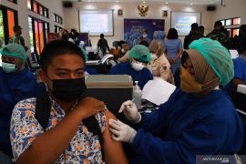 Serbuan Vaksinasi COVID-19 Nasional di Lanud Iswahjudi