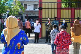 Wapres menyapa pelajar SD Inpres VIM 1 Kotaraja Jayapura