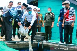Pemkab Nagan Raya sebar 110 ribu bibit Ikan Nila di Danau Laut Tadu