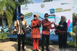 Ultah ke-58 Edi Kamtono bagikan motor listrik ke warga