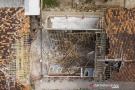 Tiga ruangan sekolah dasar di Karawang ambruk