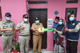 Bupati Kepulauan Seribu serahkan kunci rumah di tiga pulau