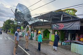 Puting beliung di Pinrang Sulsel, bantuan mulai mengalir ke korban