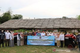Poliban ciptakan mesin perontok padi disumbangkan ke petani HST