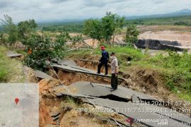 Jalan di Tapin Kalsel ambruk ke arah lubang tambang batu bara