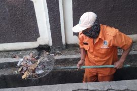 Kelurahan Penggilingan bersihkan saluran air-pangkas pohon