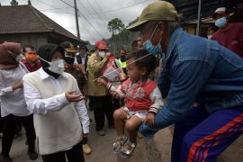 Mensos tinjau lokasi gempa