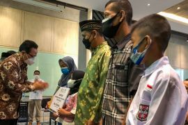 Baznas Yogyakarta menyalurkan bantuan untuk anak yatim karena COVID-19