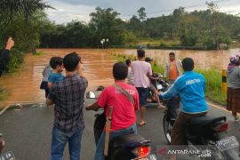 Banjir, jalan lintas Benteng-Kepahiang-Kota Bengkulu tak bisa dilewati