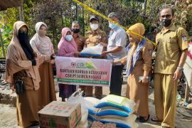PT Semen Padang bantu keluarga pemulung yang rumahnya terbakar dengan sembako