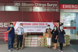 Coca-Cola serahkan ribuan paket minuman kepada Dinkes dan rumah sakit di tiga provinsi