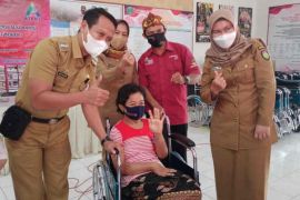 Pemkab Indramayu salurkan alat bantu penyandang disabilitas