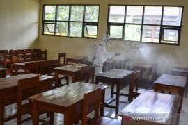 Penyemprotan disinfektan di sekolah