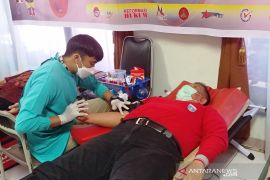 Kemenkumham Sumbar bagikan ratusan paket perlengkapan "New Normal"