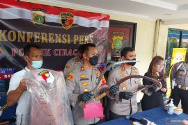 Dua oknum anggota polisi keroyok remaja jadi tersangka, kenapa ya?