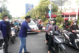Kader muda NasDem Jatim bagikan bendera merah putih peringati Hari Santri