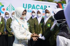 Dengan peserta terbatas, Ning Ita pimpin upacara Hari Santri 2021