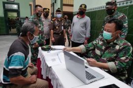 Kodim Madiun salurkan bantuan tunai untuk 4.800 PKL dan warung