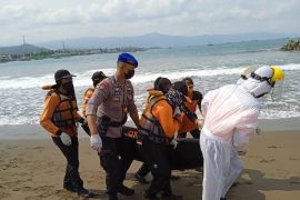 Tim SAR temukan jasad wisatawan yang tiga hari hilang tenggelam di Pantai Karangnaya