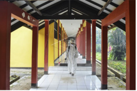 Penyemprotan disinfektan di sekolah