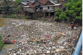 Tumpukan sampah di muara sungai
