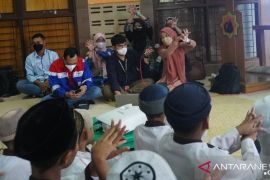 Pekerja kilang Pertamina ajari anak panti cuci tangan