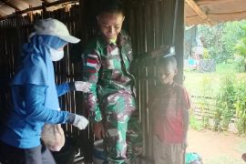 Satgas TNI Yonif 403-Puskesmas Ubrub beri layanan kesehatan anak di perbatasan