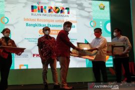 Perum LKBN ANTARA Biro Sultra raih penghargaan Duta Inklusi Keuangan dari OJK