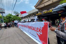 Sekelompok warga Trenggalek demo tolak tambang emas SMN