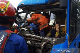 Dua korban kecelakaan TransJakarta jalani operasi patah tulang di RS Polri