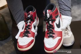 Sepatu legenda basket Michael Jordan laku terjual Rp20,8 miliar