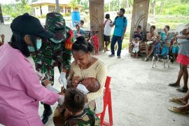 TNI  bantu Puskesmas berikan layanan kesehatan warga Yuweinda Keerom