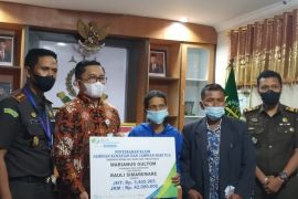 BPJS Ketenagakerjaan Pematangsiantar serahkan klaim JKM dan JHT di Samosir
