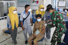 Perumdam Tirta Senentang dan Kodim 1205/Sintang gelar serbuan vaksinasi