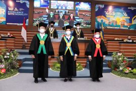 Unair tambah tiga guru besar baru
