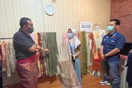 Erick Thohir bagikan alat tenun songket ke pelaku UMKM Ogan Ilir