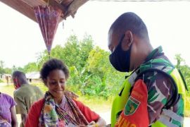 TNI Boven Digoel bagikan alat mandi untuk warga Waropko Papua