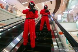 Petugas Keamanan Memakai Kostum Squid Game Page 1 Small